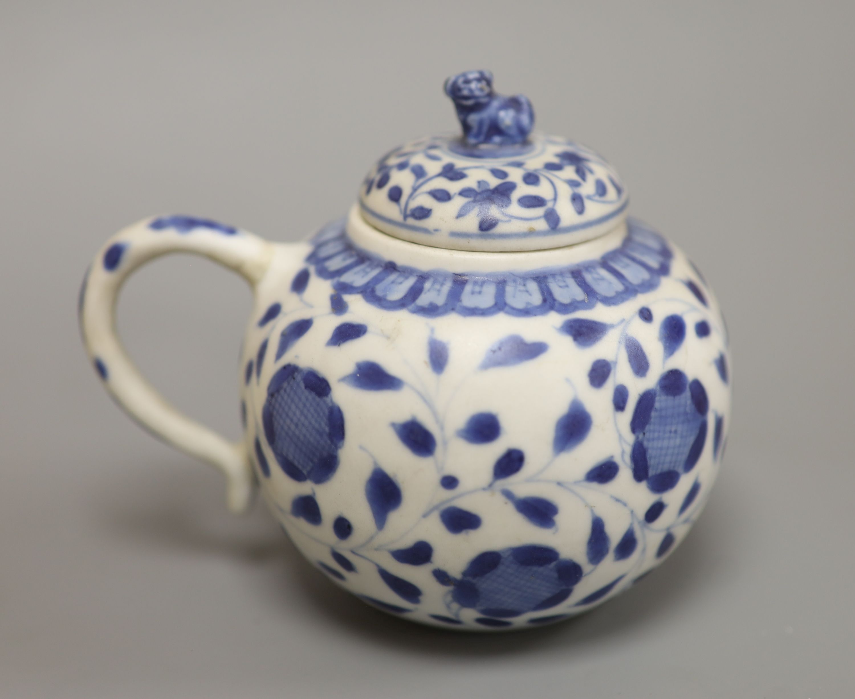 A Chinese Vungtao cargo blue and white mustard pot and cover, height 9cm